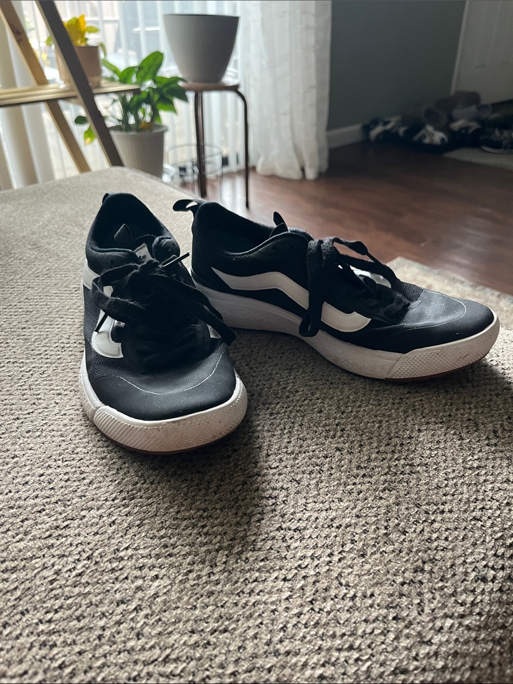 Vans Men's Black and White Low-Top Skate Sneakers